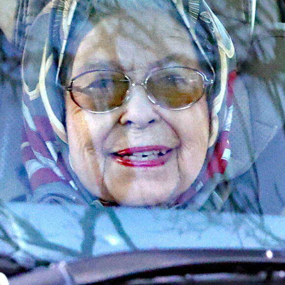 La reine Elisabeth II d'Angleterre, souriante, en voiture aux alentours de sa résidence de Sandringham. Le 3 février 2022 © Imago / Panoramic / Bestimage 