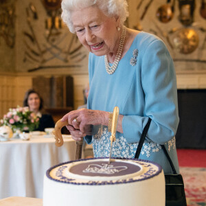 La reine Elisabeth II quitte Sandringham House, qui est la résidence de la reine à Norfolk, après une réception avec des représentants de groupes communautaires locaux pour célébrer le début du Jubilé de platine Le 5 février 2022. 