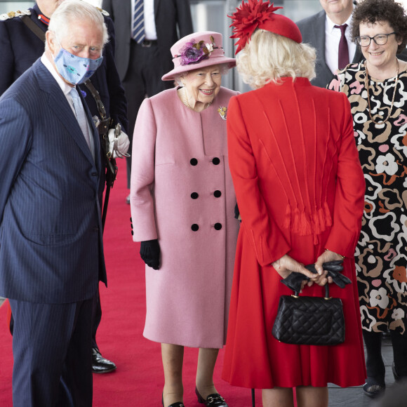 La reine Elisabeth II d'Angleterre, le prince Charles, prince de Galles, et Camilla Parker Bowles, duchesse de Cornouailles, assistent à la cérémonie d'ouverture de la sixième session du Senedd à Cardiff, Royaume Uni, 14 oc tobre 2021. 