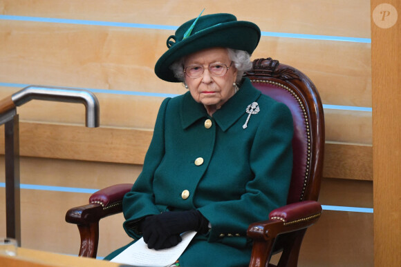 La reine Elisabeth II d'Angleterre, le prince Charles, prince de Galles, et Camilla Parker Bowles, duchesse de Cornouailles, au Parlement écossais à Edimbourg, Ecosse, Royaume Uni, le 2 octobre 2021.