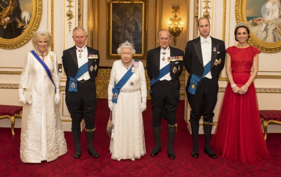 Camilla Parker Bowles, duchesse de Cornouailles, le prince Charles, la reine Elisabeth II d'Angleterre, le prince Philip, duc d'Edimbourg, le prince William, duc de Cambridge, et Kate Catherine Middleton, duchesse de Cambridge (porte le diadème qui a appartenu à la princesse Diana) - La famille royale d'Angleterre lors de la réception annuelle pour les membres du corps diplomatique au palais de Buckingham à Londres. Le 8 décembre 2016.