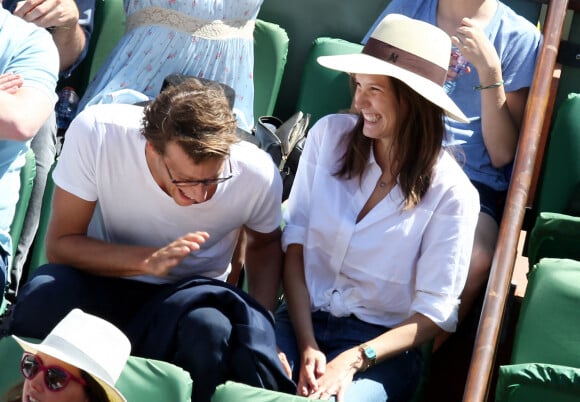 Ana Girardot et son compagnon Arthur de Villepin - People dans les tribunes lors de la finale des Internationaux de tennis de Roland-Garros à Paris, le 6 juin 2015. 