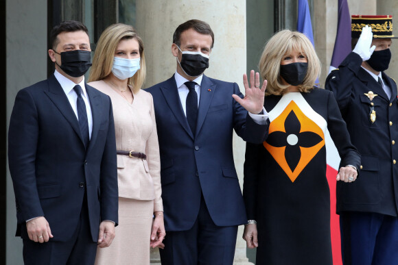 Le président de la république française, Emmanuel Macron et sa femme la Première Dame, Brigitte Macron reçoivent le président ukrainien, Volodymyr Zelensky et sa femme la Première Dame, Olena Volodymyrivna Zelenska pour un déjeuner de travail au palais de l'Elysée à Paris, France, le 16 avril 2021
