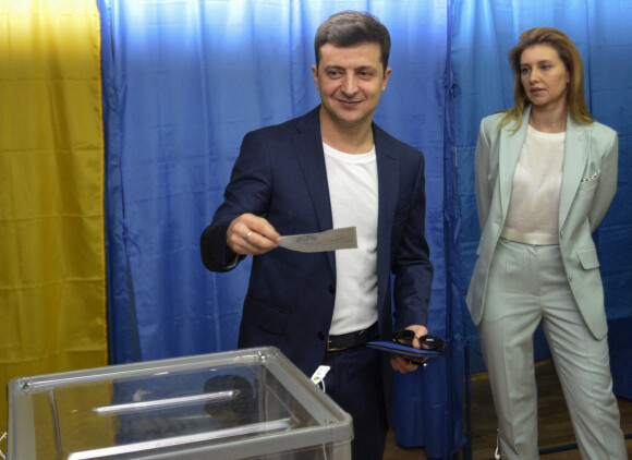 Volodymyr Zelensky et sa femme Olena votant le 21 avril 2019 à Kiev