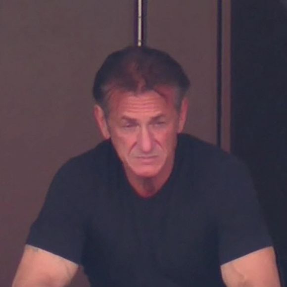 Sean Penn - People en tribune du Super Bowl au Sofi Stadium à Inglewood