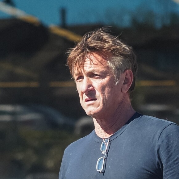 Exclusif - Sean Penn va retirer de l'argent à Malibu le 5 février 2022.