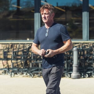 Exclusif - Sean Penn va retirer de l'argent à Malibu le 5 février 2022.