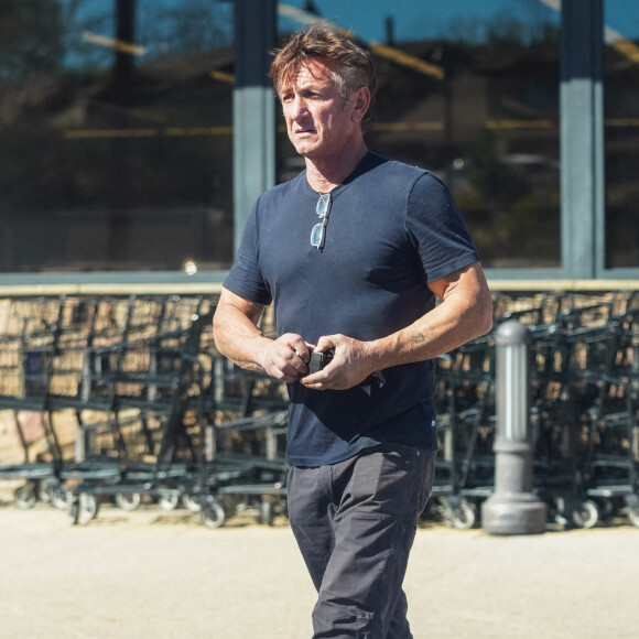 Exclusif - Sean Penn va retirer de l'argent à Malibu le 5 février 2022.