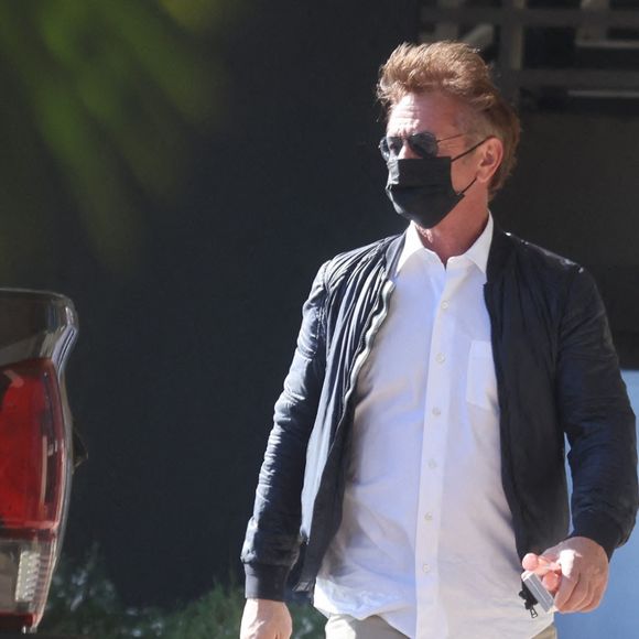 Exclusif - Sean Penn fait des courses à Malibu le 2 février 2022.