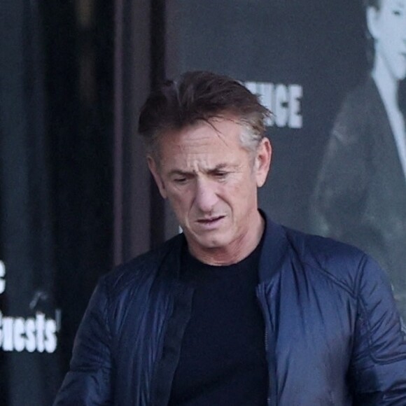 Exclusif - Sean Penn monte à bord de sa voiture sans son alliance à Malibu le 20 janvier 2022.