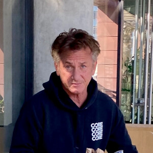 Exclusif - Sean Penn, sans son alliance, discute avec un ami à Santa Monica après le déjeuner, le 21 octobre 2021. Sean Penn et L.George divorcent après 15 mois de mariage.