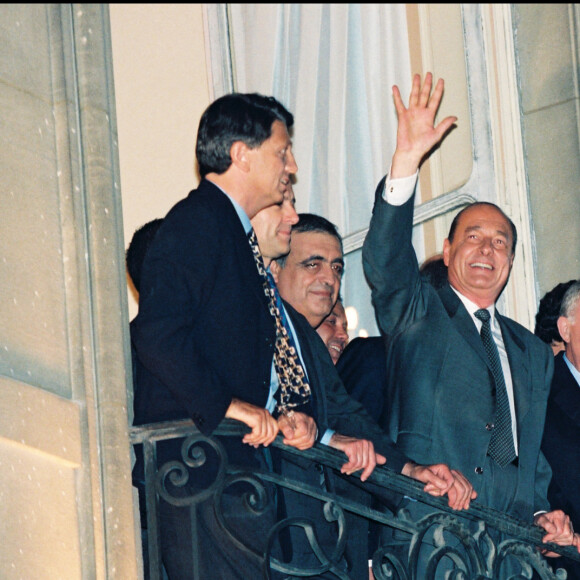 Alain Madelin, Philippe Seguin, Jacques Chirac à l'hôtel de Ville à Paris lors de la victoire présidentielle de 1995