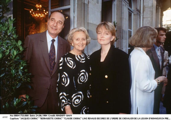 Claude Chirac avec ses parents Jacques et Bernadette Chirac en lors de la décoration de Line Renaud en 1994