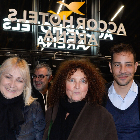 Laurent Ruquier, Julie Leclerc, Valérie Mairesse, sa fille Tina et Steevy Boulay - Michaël Gregorio fête ses 10 ans de carrière avec son spectacle "J'ai 10 ans!" à l'AccorHotel Arena à Paris, le 16 décembre 2016. © Coadic Guirec/Bestimage