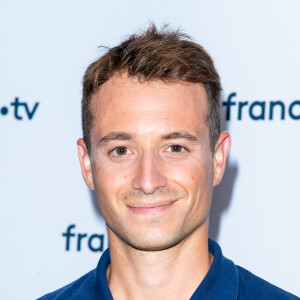 Hugo Clément lors du photocall dans le cadre de la conférence de presse de France Télévisions au Pavillon Gabriel à Paris, France. © Pierre Perusseau/Bestimage 