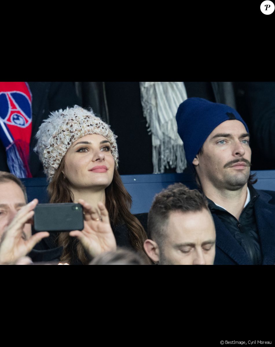 Camille Lacourt et sa compagne Alice Detollenaere (Miss Bourgogne 2010) dans les tribunes lors du match de championnat de Ligue 1 Conforama opposant le Paris Saint-Germain (PSG) aux Girondins de Bordeaux au Parc des Princes à Paris, France, le 23 février 2020. © Cyril Moreau/Bestimage