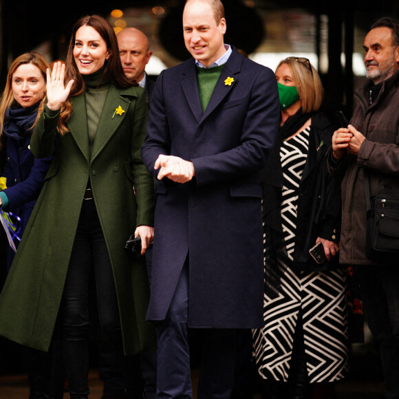 Le prince William, duc de Cambridge, et Catherine (Kate) Middleton, duchesse de Cambridge, au marché d'Abergavenny, Pays de Galles, Royaume Uni, le 1er mars 2022, pour voir l'importance des fournisseurs locaux pour les communautés rurales et pour marquer la Saint-David.