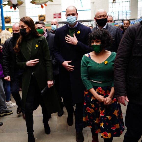 Le prince William, duc de Cambridge, et Catherine (Kate) Middleton, duchesse de Cambridge, au marché d'Abergavenny, Pays de Galles, Royaume Uni, le 1er mars 2022, pour voir l'importance des fournisseurs locaux pour les communautés rurales et pour marquer la Saint-David.