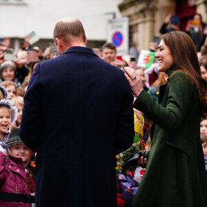 Le prince William, duc de Cambridge, et Catherine (Kate) Middleton, duchesse de Cambridge, au marché d'Abergavenny, Pays de Galles, Royaume Uni, le 1er mars 2022, pour voir l'importance des fournisseurs locaux pour les communautés rurales et pour marquer la Saint-David.