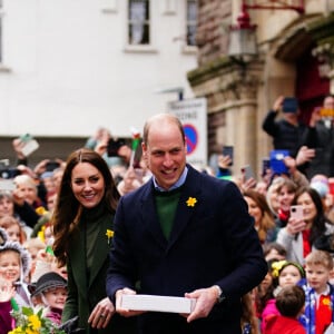 Le prince William, duc de Cambridge, et Catherine (Kate) Middleton, duchesse de Cambridge, au marché d'Abergavenny, Pays de Galles, Royaume Uni, le 1er mars 2022, pour voir l'importance des fournisseurs locaux pour les communautés rurales et pour marquer la Saint-David.