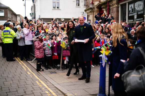 Le prince William, duc de Cambridge, et Catherine (Kate) Middleton, duchesse de Cambridge, au marché d'Abergavenny, Pays de Galles, Royaume Uni, le 1er mars 2022, pour voir l'importance des fournisseurs locaux pour les communautés rurales et pour marquer la Saint-David.