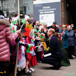 Le prince William, duc de Cambridge, et Catherine (Kate) Middleton, duchesse de Cambridge, au marché d'Abergavenny, Pays de Galles, Royaume Uni, le 1er mars 2022, pour voir l'importance des fournisseurs locaux pour les communautés rurales et pour marquer la Saint-David.