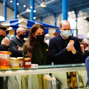 Le prince William, duc de Cambridge, et Catherine (Kate) Middleton, duchesse de Cambridge, au marché d'Abergavenny, Pays de Galles, Royaume Uni, le 1er mars 2022, pour voir l'importance des fournisseurs locaux pour les communautés rurales et pour marquer la Saint-David.