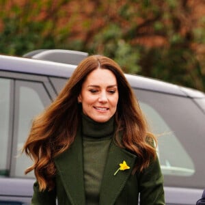 Le prince William, duc de Cambridge, et Catherine (Kate) Middleton, duchesse de Cambridge, au marché d'Abergavenny, Pays de Galles, Royaume Uni, le 1er mars 2022, pour voir l'importance des fournisseurs locaux pour les communautés rurales et pour marquer la Saint-David.