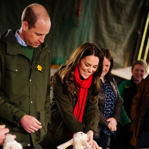 Le prince William, duc de Cambridge, et Catherine (Kate) Middleton, duchesse de Cambridge, lors d'une visite d'une ferme caprine à Pant Farm au Pays de Galles, Royaume Uni, le 1 mars 2022.