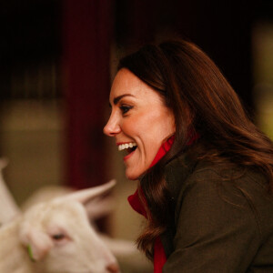 Catherine (Kate) Middleton, duchesse de Cambridge, lors d'une visite d'une ferme caprine à Pant Farm au Pays de Galles, Royaume Uni, le 1 mars 2022.