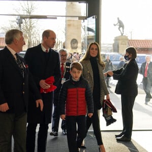 Le prince William, duc de Cambridge, et Catherine (Kate) Middleton, duchesse de Cambridge, accompagnés du prince George de Cambridge, viennent assister au match de rugby France - Ecosse (36-17) au stade Murrayfield à Edimbourg, le 26 février 2022.