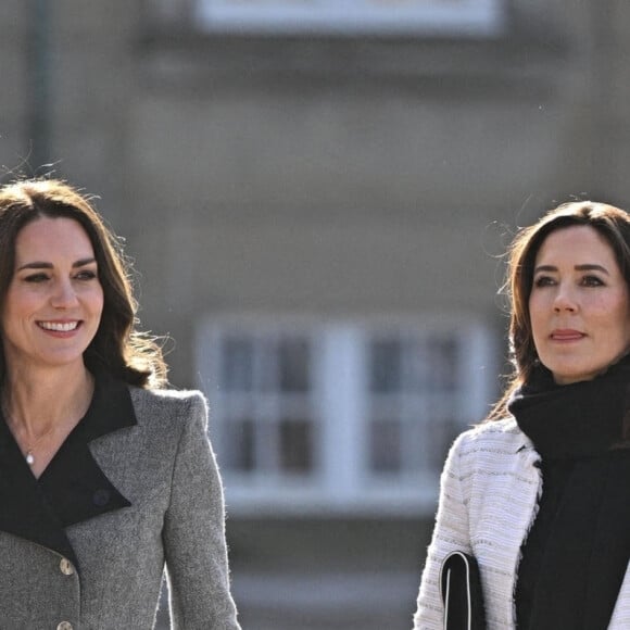 Catherine (Kate) Middleton, duchesse de Cambridge, est accueillie par la reine Margrethe II et la princesse héritière Mary du Danemark lors d'une audience au palais Christian IX, à Copenhague, au Danemark, le deuxième jour d'une visite de travail de deux jours avec le Royal Foundation Centre for Early Childhood. Copenhague, le 23 février 2022.