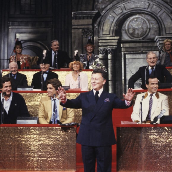 Philippe Bouvard, Olivier de Kersauson, Bernard Tapie, Patrick Baudry, Gloria Lasso, Dominique Paturel, Michel Roux, Jean Amadou, Jacques Chazot, Jean-Pierre Rive, Denise Fabre - 2500e émission "Les grosses têtes" au Palais des Congrès. Novembre 1985. © Alain Canu via Bestimage