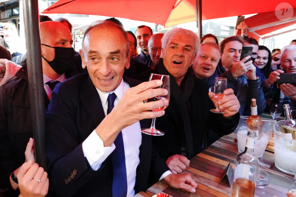 Eric Zemmour, candidat d'extrême droite à la présidentielle 2022, fait campagne au Marché Provençal Forville à Cannes, France, le 22 janvier 2022. © Norbert Scanella/Panoramic/Bestimage 