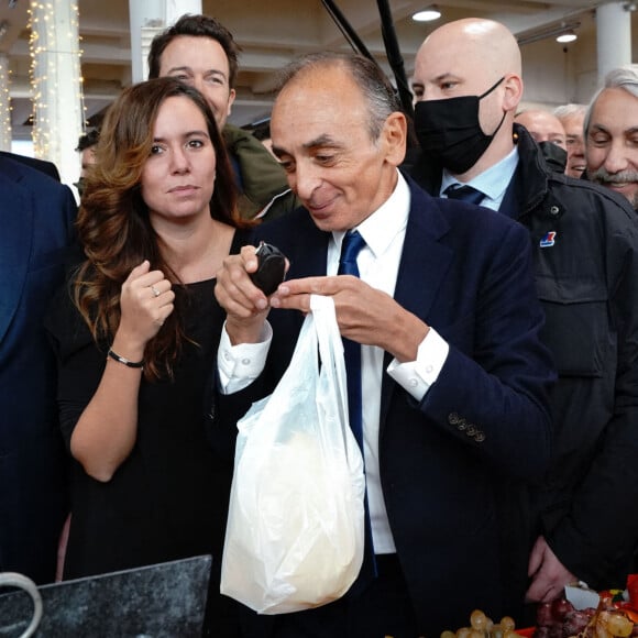 Eric Zemmour, candidat d'extrême droite à la présidentielle, fait campagne au Marché Provençal Forville avec Sarah Knafo à Cannes © Norbert Scanella/Panoramic/Bestimage 