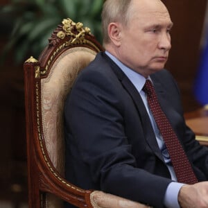 Le président russe Vladimir Poutine reçoit Alexander Shokhin, président de la "Russian Union of Industrialists and Entrepreneurs" au Kremlin à Moscou, le 2 mars 2022.