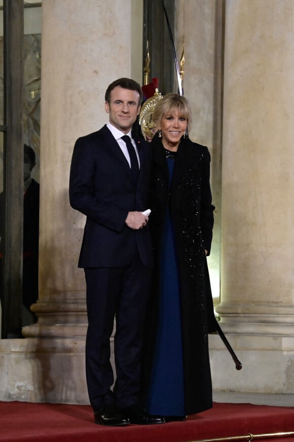 Le président Emmanuel Macron et Brigitte Macron - Arrivées au dîner offert par le président de la République en l'honneur de M. Marcelo Rebelo de Sousa, Président de la République portugaise au palais de l'Elysée à Paris le 11 février 2022