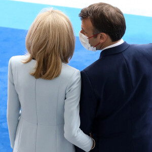 Le président de la République française, Emmanuel Macron accompagné de la première dame, Brigitte Macron assiste au défilé militaire du Jour de la Bastille sur l'avenue des Champs Elysées, à Paris, France, le 14 juillet 2021