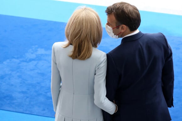 Le président de la République française, Emmanuel Macron accompagné de la première dame, Brigitte Macron assiste au défilé militaire du Jour de la Bastille sur l'avenue des Champs Elysées, à Paris, France, le 14 juillet 2021