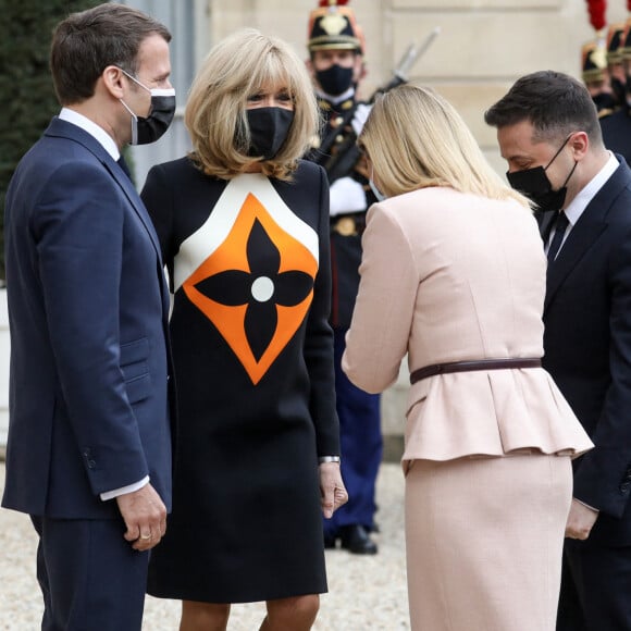 Le président de la république française, Emmanuel Macron et sa femme la Première Dame, Brigitte Macron reçoivent le président ukrainien, Volodymyr Zelensky et sa femme la Première Dame, Olena Volodymyrivna Zelenska pour un déjeuner de travail au palais de l'Elysée à Paris, France, le 16 avril 2021.