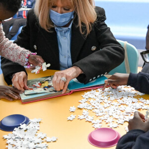 La Première Dame française Brigitte Macron avec l'entraîneur français Didier Deschamps - Visite de l'hôpital pédiatrique de Bullion lors du lancement de la 32ème édition de l'opération de collecte de fonds "Pieces Jaunes", visant à améliorer la vie des enfants hospitalisés à Bullion, France le 18 janvier 2021.