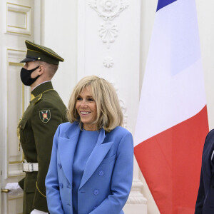 Le président français Emmanuel Macron et sa femme Brigitte Macron rencontrent le président lituanien Gitanas Nauseda et sa femme Diana Nausediene avant une réunion au palais présidentiel de Vilnius, en Lituanie, le 28 septembre 2020