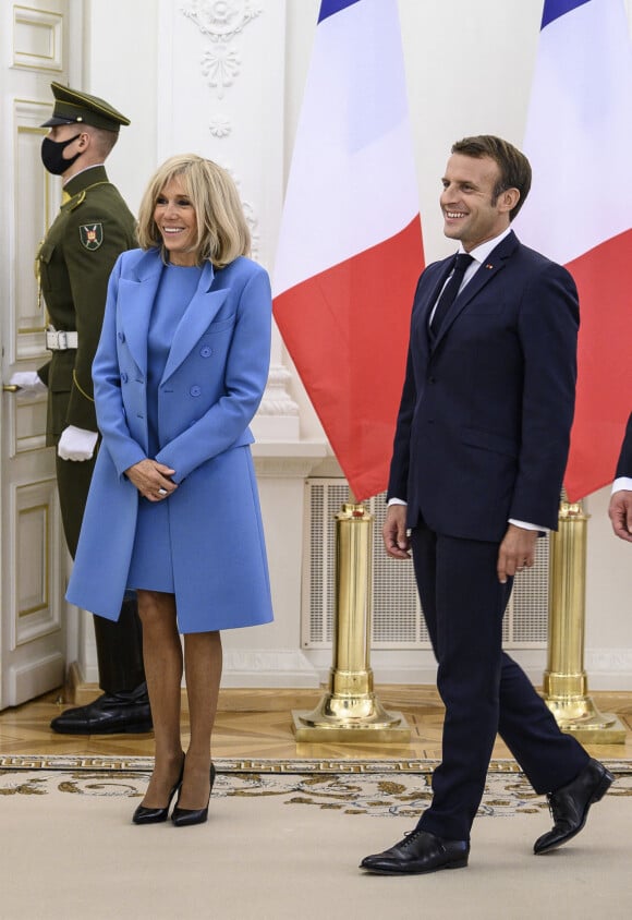 Le président français Emmanuel Macron et sa femme Brigitte Macron rencontrent le président lituanien Gitanas Nauseda et sa femme Diana Nausediene avant une réunion au palais présidentiel de Vilnius, en Lituanie, le 28 septembre 2020