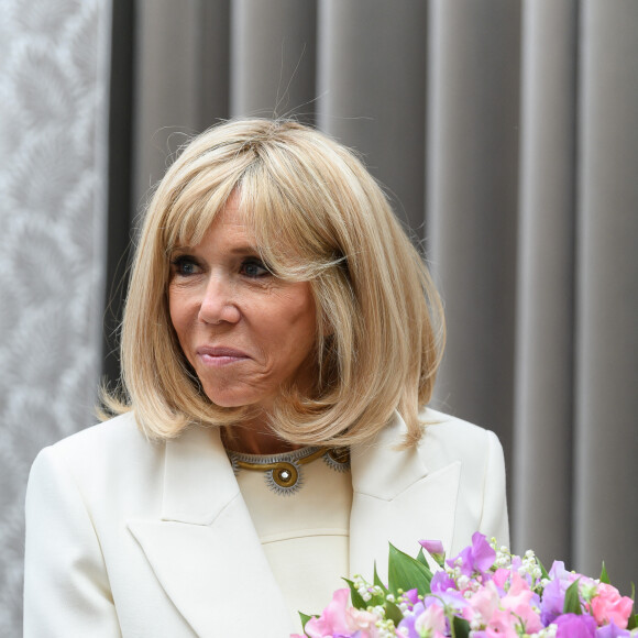 Brigitte Macron - Le président de la République lors de la remise du muguet par des représentants de la filière horticole et le président du marché de Rungis au palais de l'Elysée à Paris le 1er mai 2020.