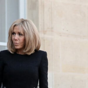 Le président Emmanuel Macron et la première dame, Brigitte Macron raccompagnent son Excellence Abdallah Hamdok, Premier ministre du Soudan et son épouse après un entretien au palais de l'Elysée, à Paris, le 30 septembre 2019.