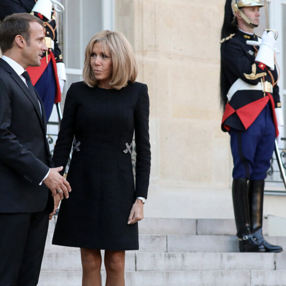 Le président Emmanuel Macron et la première dame, Brigitte Macron raccompagnent son Excellence Abdallah Hamdok, Premier ministre du Soudan et son épouse après un entretien au palais de l'Elysée, à Paris, le 30 septembre 2019.