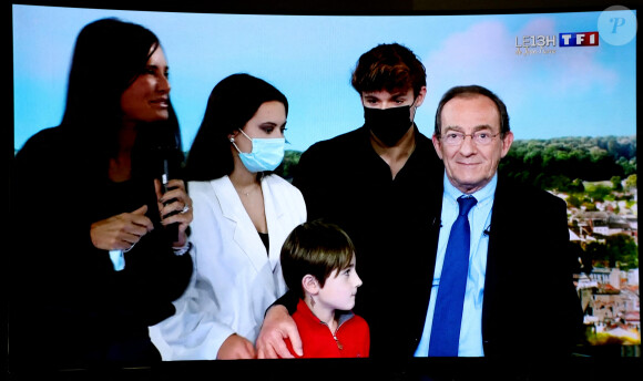 Sa famille, sa femme Nathalie Marquay, leur fils Tom Pernaut, Lou Pernaut et son petit Fils Léo - Dernier JT de Jean-Pierre Pernaut sur TF1 aprés 33 ans de présentation. Paris, le 18 Décembre 2020. © Dominique Jacovides / Bestimage