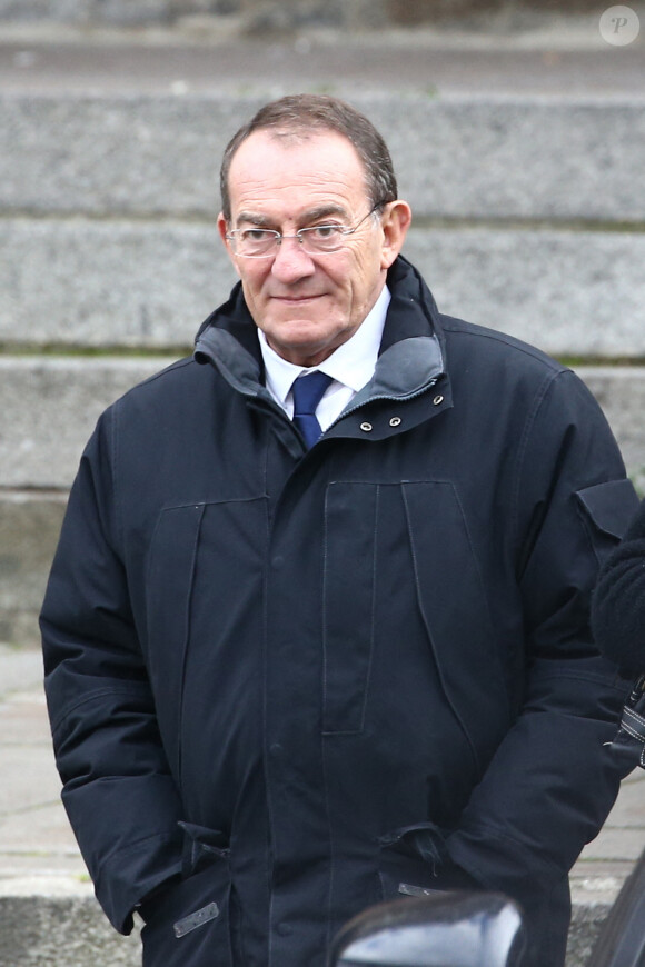 Jean-Pierre Pernaut - Sortie de la cérémonie religieuse des obsèques de Françoise Pernaut (Pillot) en la cathédrale Notre-Dame d'Amiens, France, le 19 octobre 2016, pour l'inhumation au cimetière de Bouvaincourt-sur-Bresle. © Crystal Pictures/Bestimage