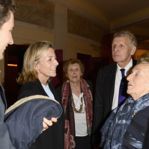 Exclusif - Patrick Poivre d'Arvor et Claire Chazal sont réunis autour de leur fils François Poivre d'Arvor, et discutent avec Bernadette Chirac lors du concert caritatif "Hommage à Solenn" au bénéfice de la Maison de Solenn sous l'égide de la Fondation Hôpitaux de Paris - Hôpitaux de France au théâtre des Champs-Elysées à Paris, le 9 décembre 2015. © Guirec Coadic/Bestimage