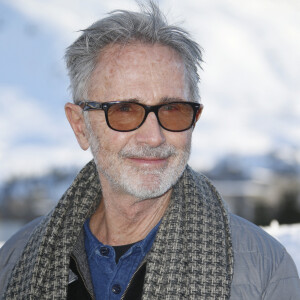 Thierry Lhermitte - Photocall du film "Alors on danse" lors de la 25ème édition du Festival international du film de comédie de l'Alpe d'Huez le 19 janvier 2022. © Christophe Aubert via Bestimage
